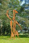 <b><i>Er wirft sich in die Brust</i></b>